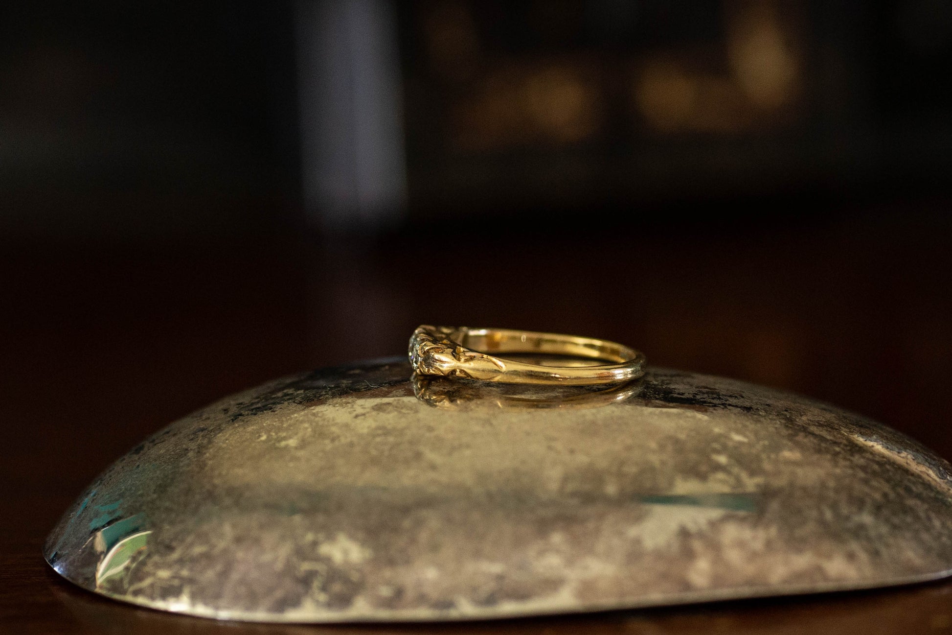 18ct Yellow Gold Victorian Old Cut Diamond Five Stone Carved Half Hoop — view 3