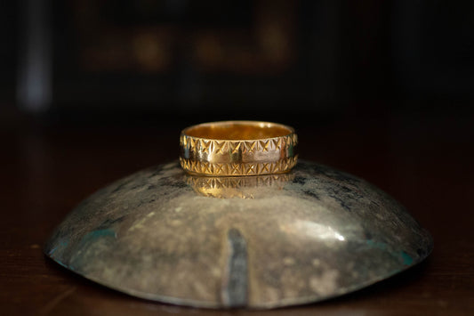 22ct Yellow Gold Patterned Edged Band