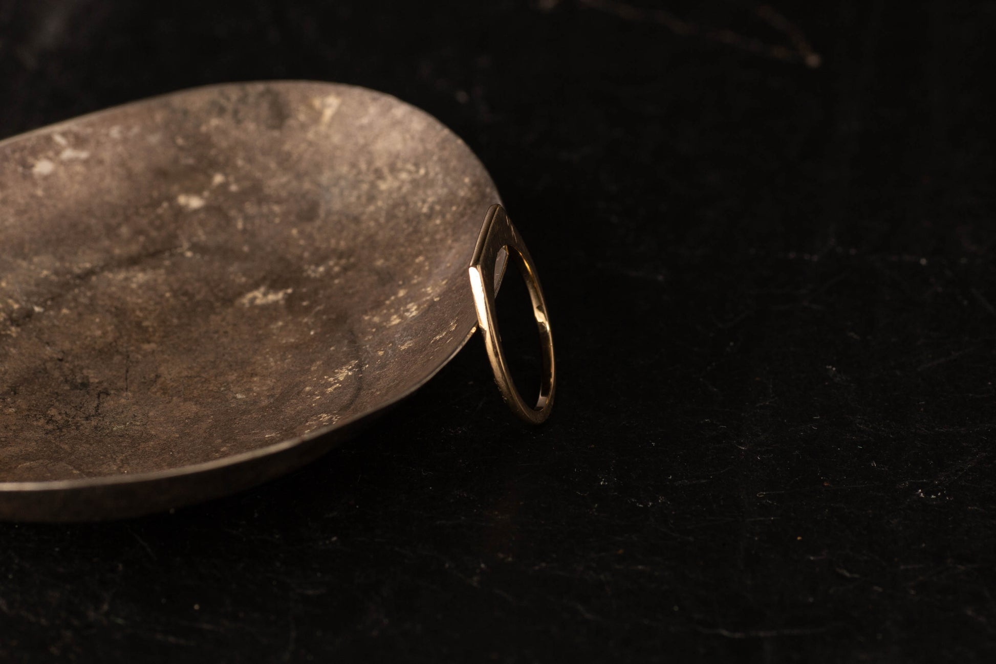 9ct Yellow Gold Knife Edge Band — view 4