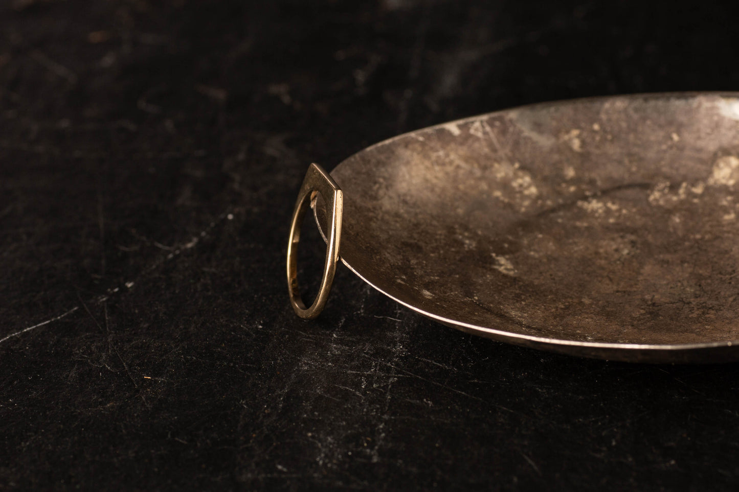 9ct Yellow Gold Knife Edge Band — view 5