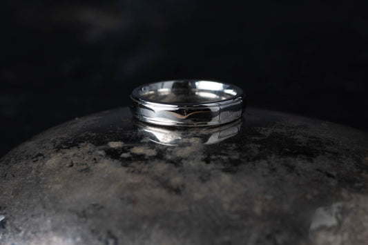 18ct White Gold Faceted Ridged Edge Wedding Band