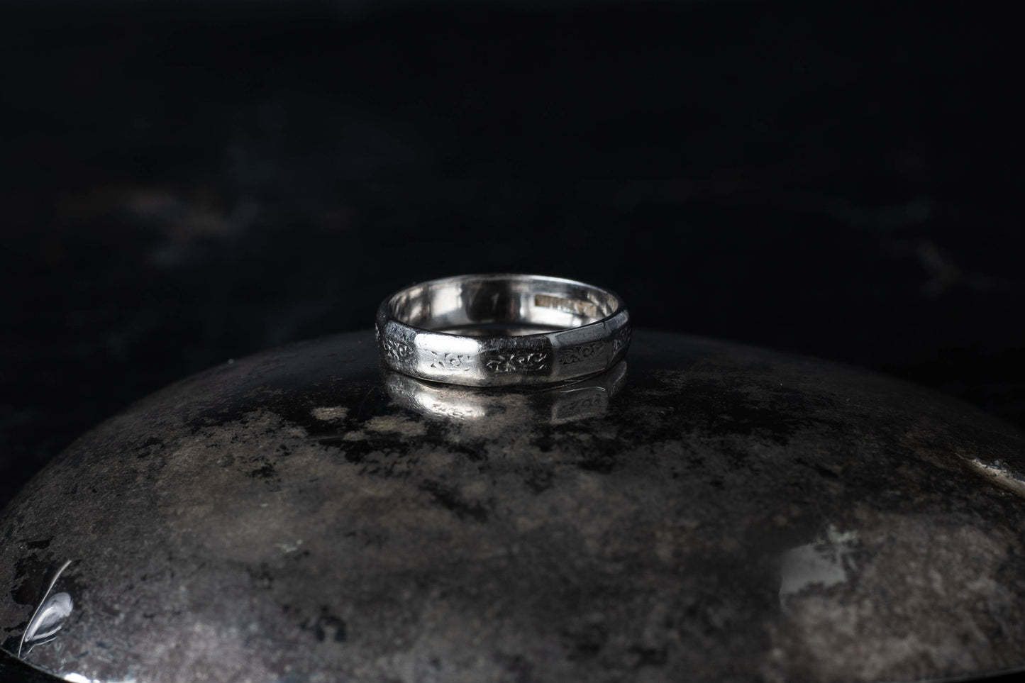 Platinum Antique Patterned Wedding Band