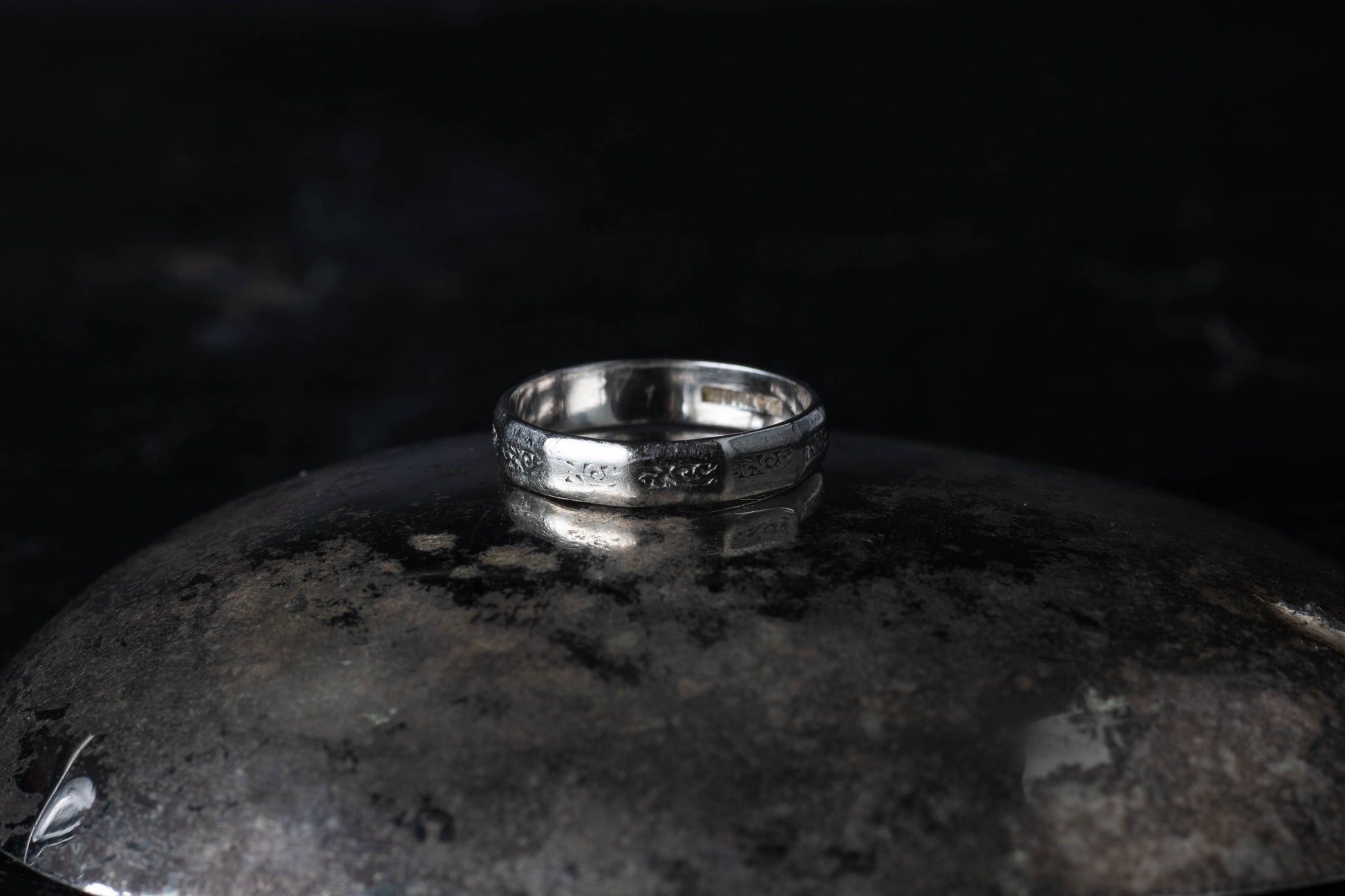 Platinum Antique Patterned Wedding Band