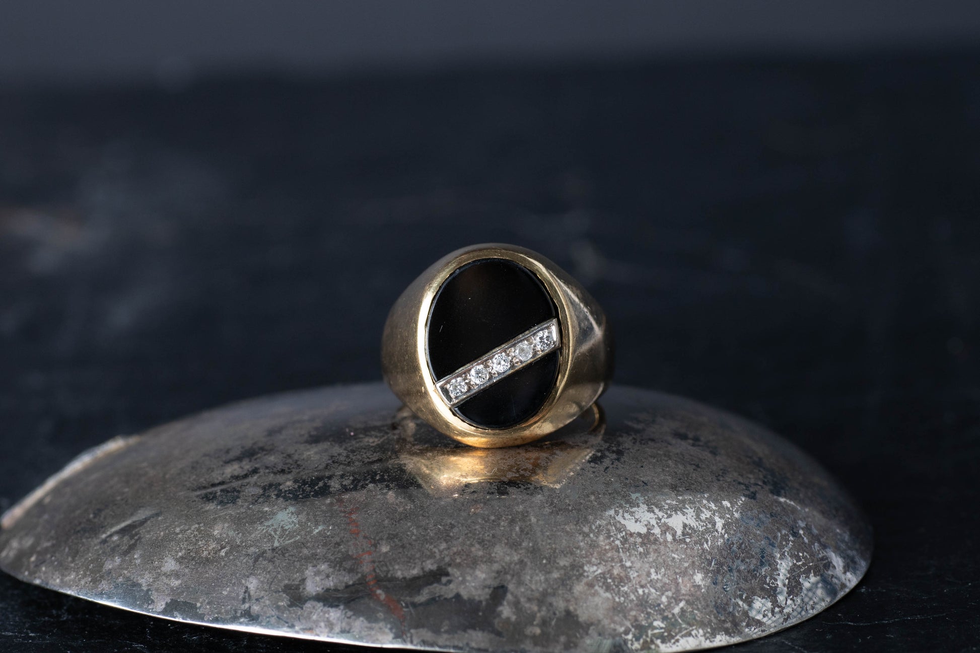 Vintage 1970 gents 18ct gold signet ring featuring oval onyx face with diagonal diamond row.