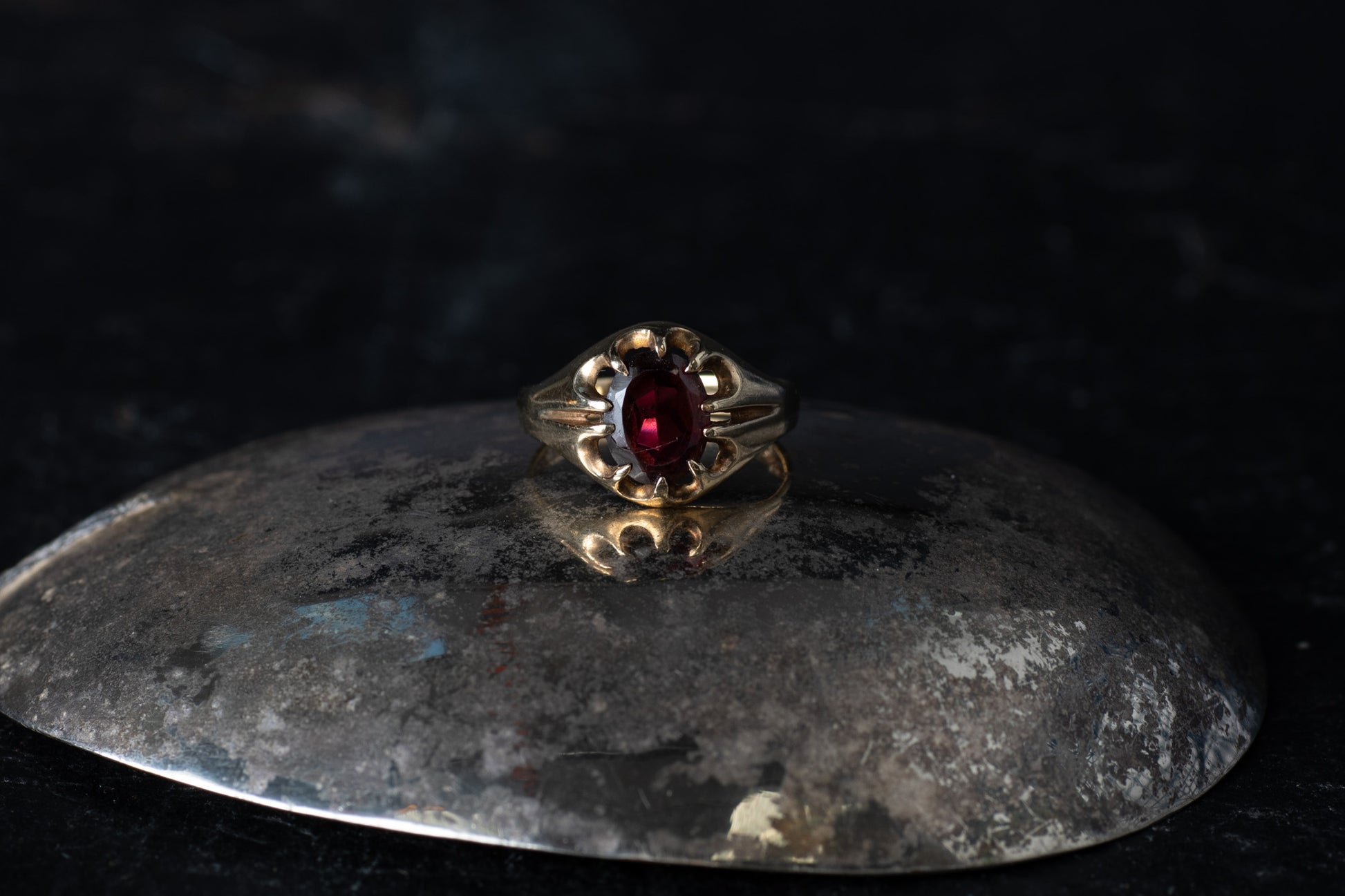 Gents 9ct yellow gold solitaire ring featuring a deep red oval garnet in an openwork split shoulder setting.